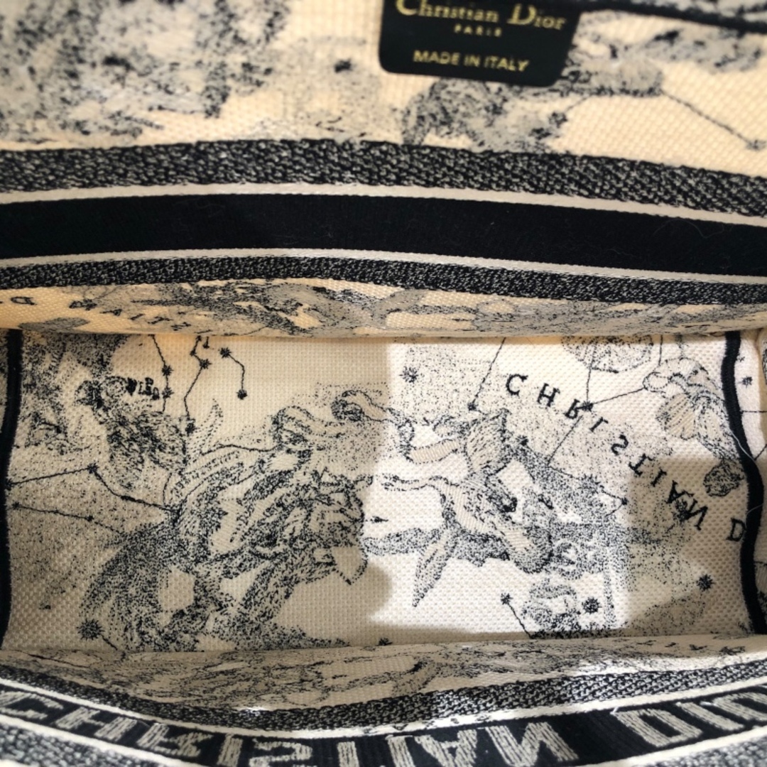 Christian Dior(クリスチャンディオール)の　クリスチャン・ディオール Christian Dior ブックトート ミディアム Zodiac M1296ZOMP キャンバス レディース ハンドバッグ レディースのバッグ(ハンドバッグ)の商品写真