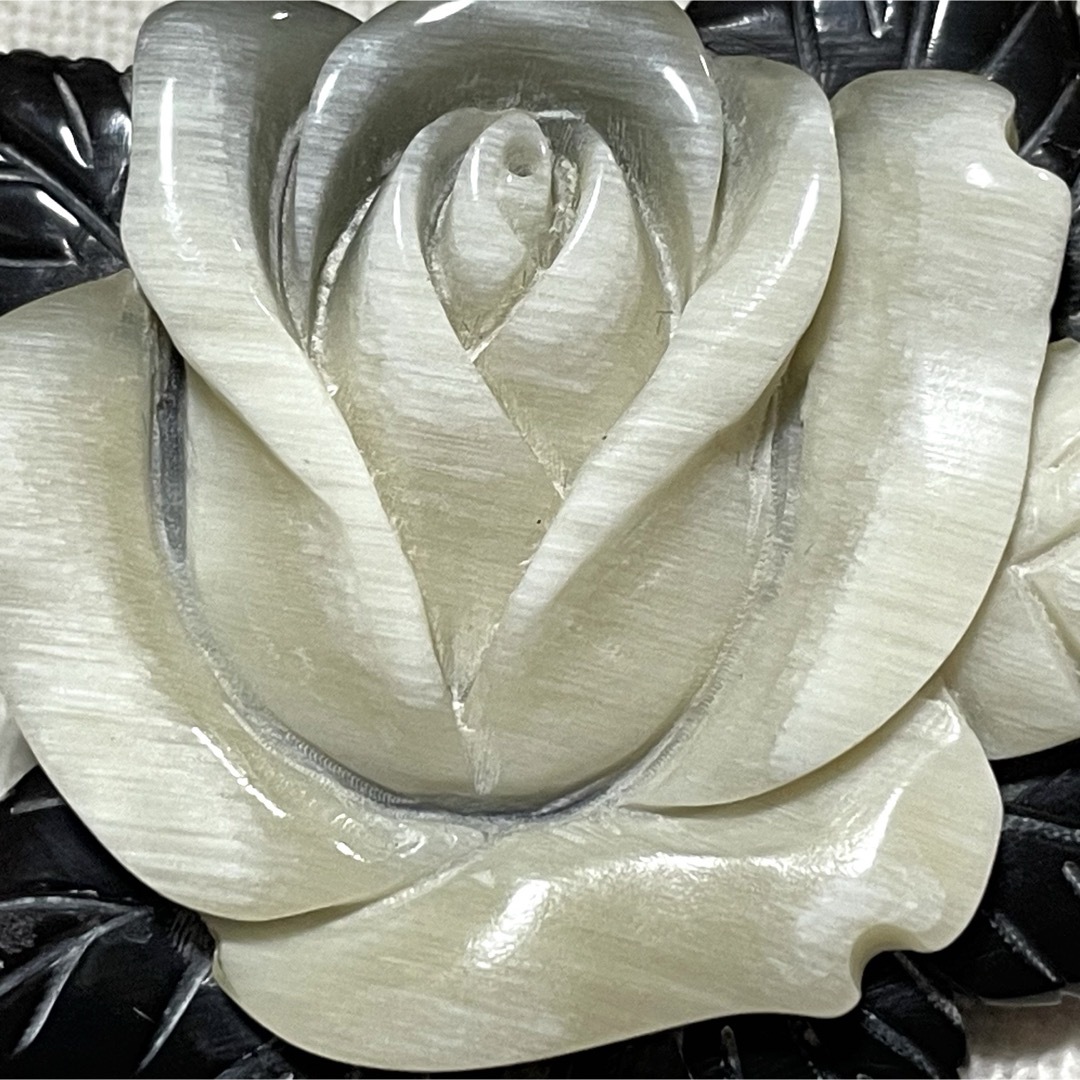 水牛 ブローチ ペンダントトップ 花(薔薇)水牛角 バッファローホーン レディースのアクセサリー(ブローチ/コサージュ)の商品写真