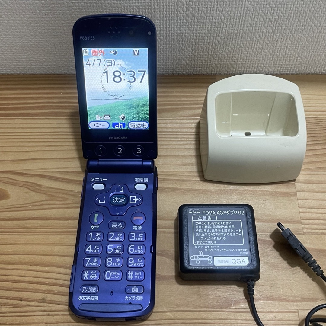 NTTdocomo(エヌティティドコモ)のドコモ/docomo F883iES らくらくホンⅣ スマホ/家電/カメラのスマートフォン/携帯電話(携帯電話本体)の商品写真