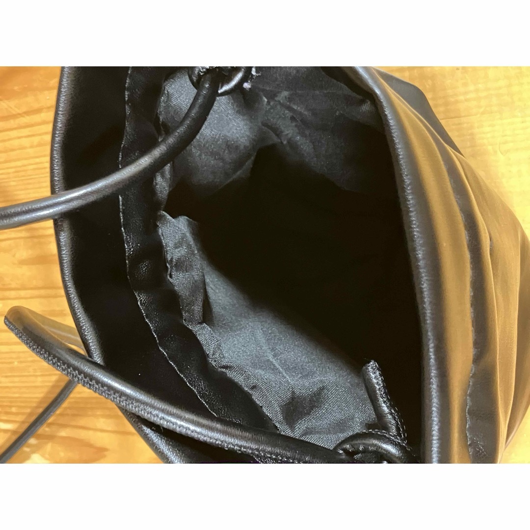巾着バック　ブラック レディースのバッグ(ショルダーバッグ)の商品写真