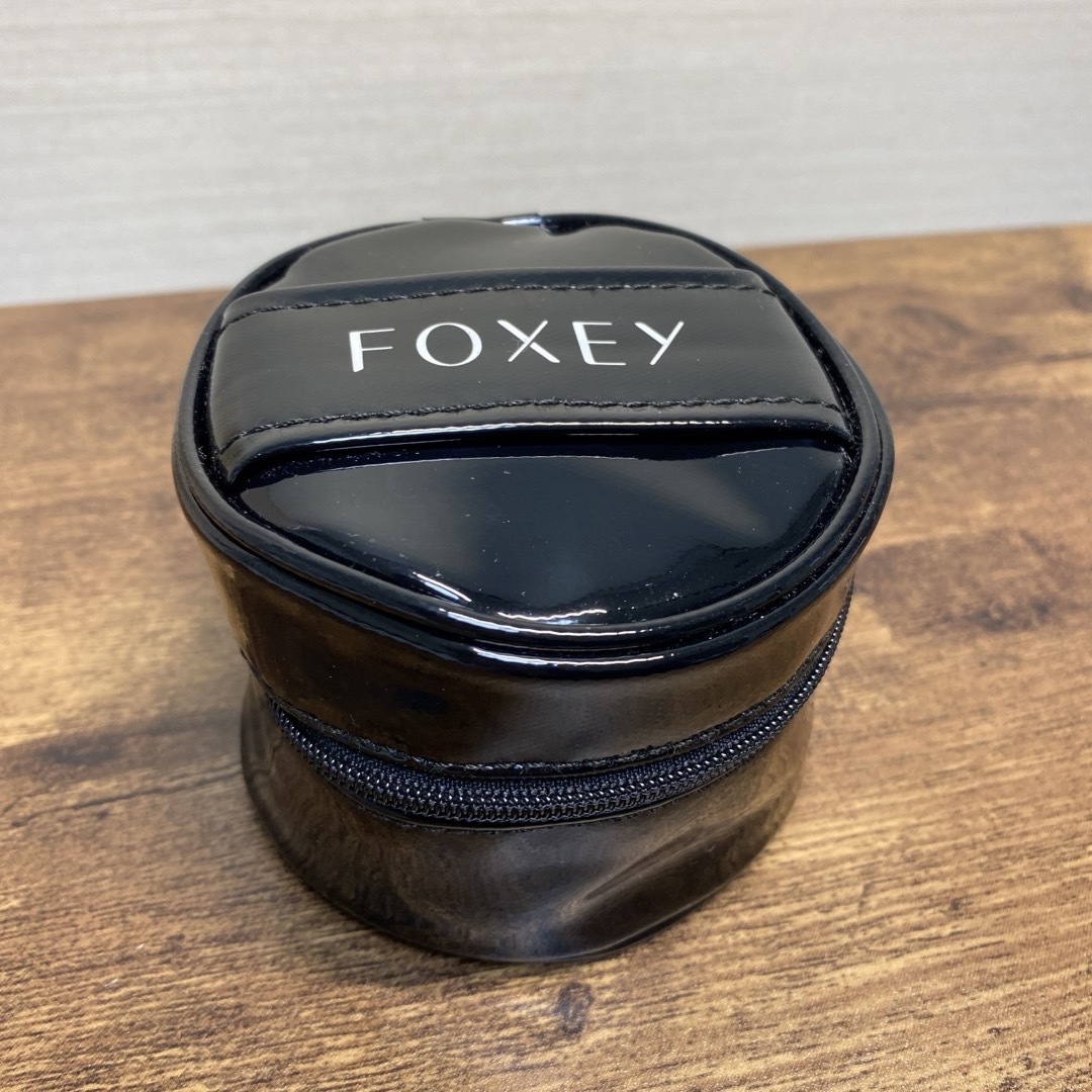 FOXEY(フォクシー)の【新品★FOXEYノベルティ】ブラックビニール円形ポーチ　ロゴ入り　ミニポーチ レディースのファッション小物(ポーチ)の商品写真