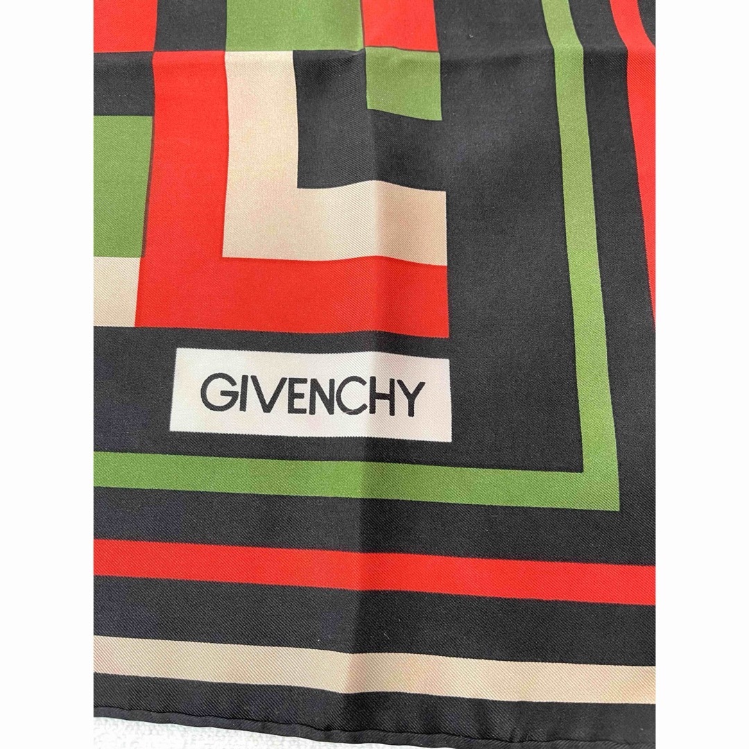 GIVENCHY(ジバンシィ)のGIVENCHY シルク感　レッド.ブラック.グリーン　大判スカーフ　モザイク柄 レディースのファッション小物(バンダナ/スカーフ)の商品写真