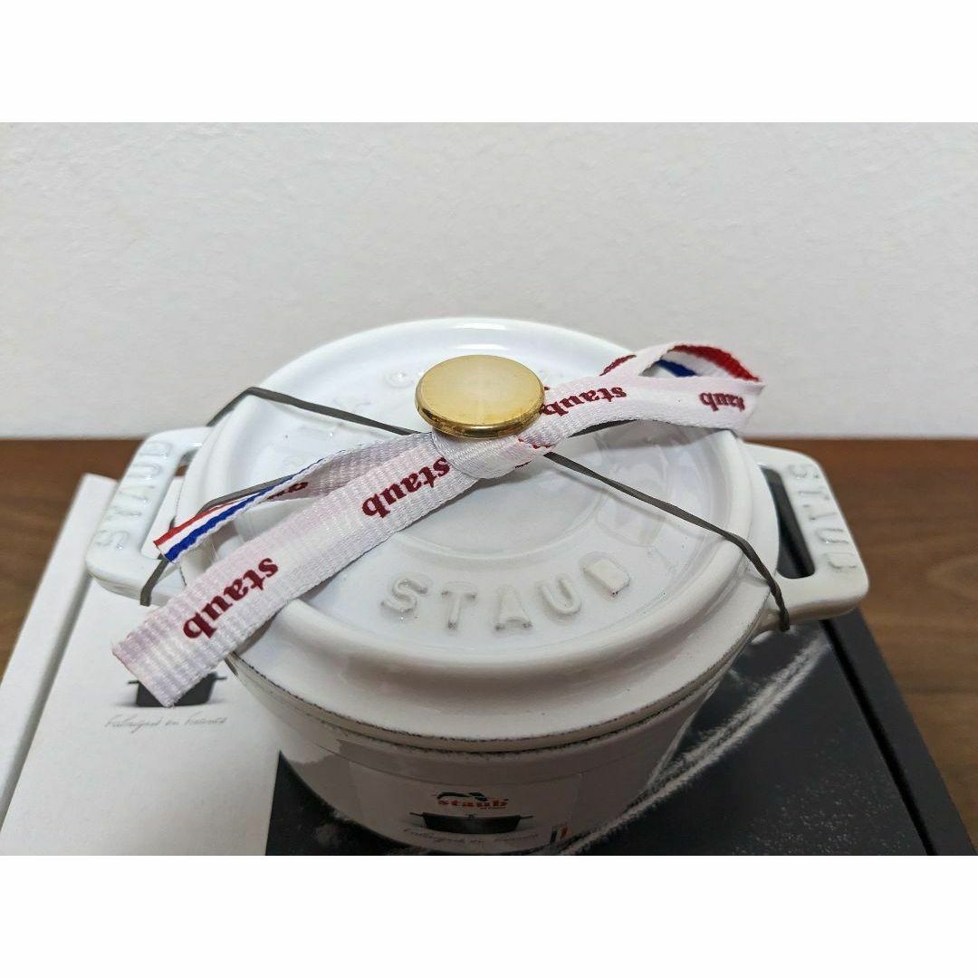 STAUB(ストウブ)のストウブ　staub　ココットラウンド　10㎝　ホワイト　生涯保証付　新品 インテリア/住まい/日用品のキッチン/食器(食器)の商品写真