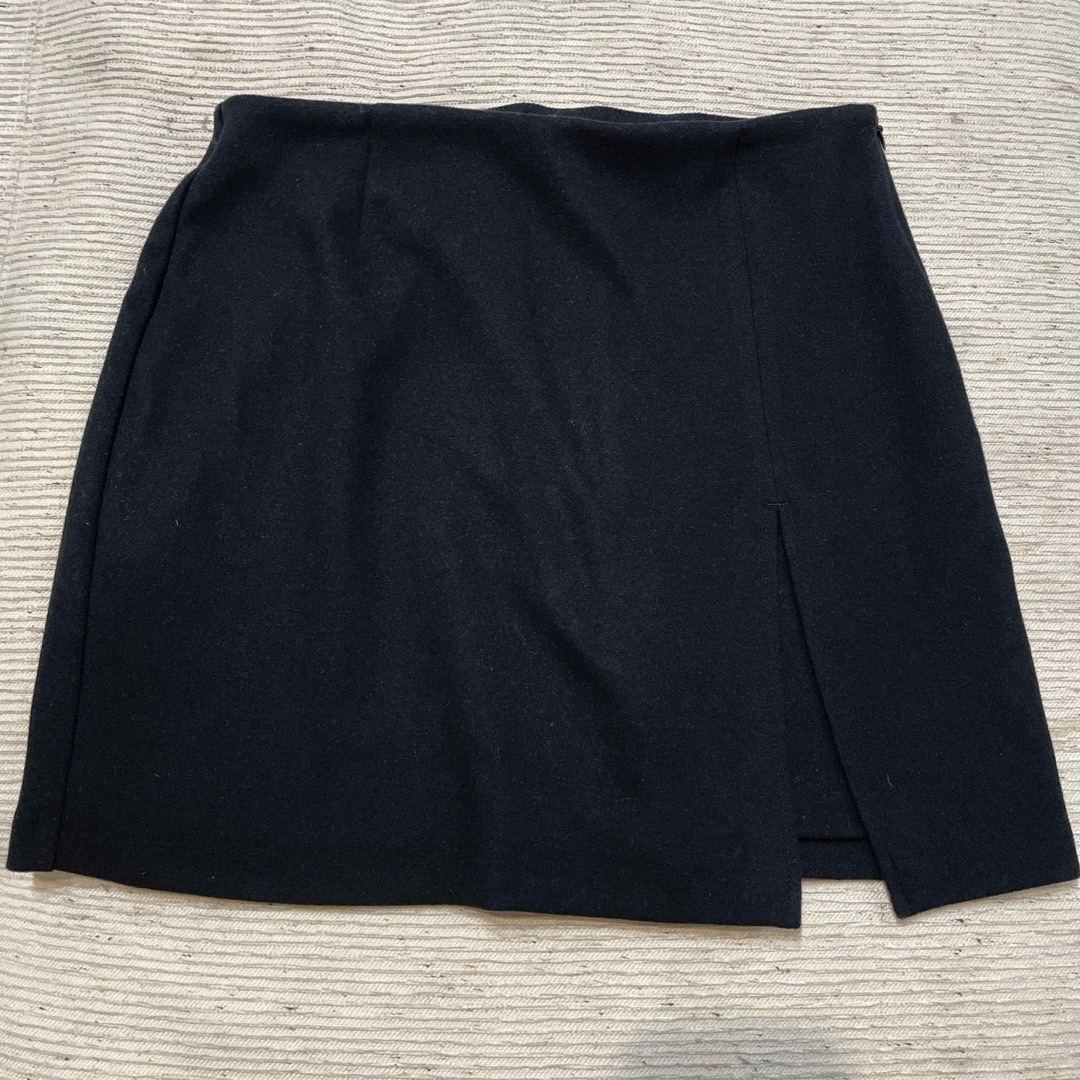GU(ジーユー)のgu ローウエスト起毛スリットミニスカート　ブラック　Lサイズ レディースのスカート(ミニスカート)の商品写真