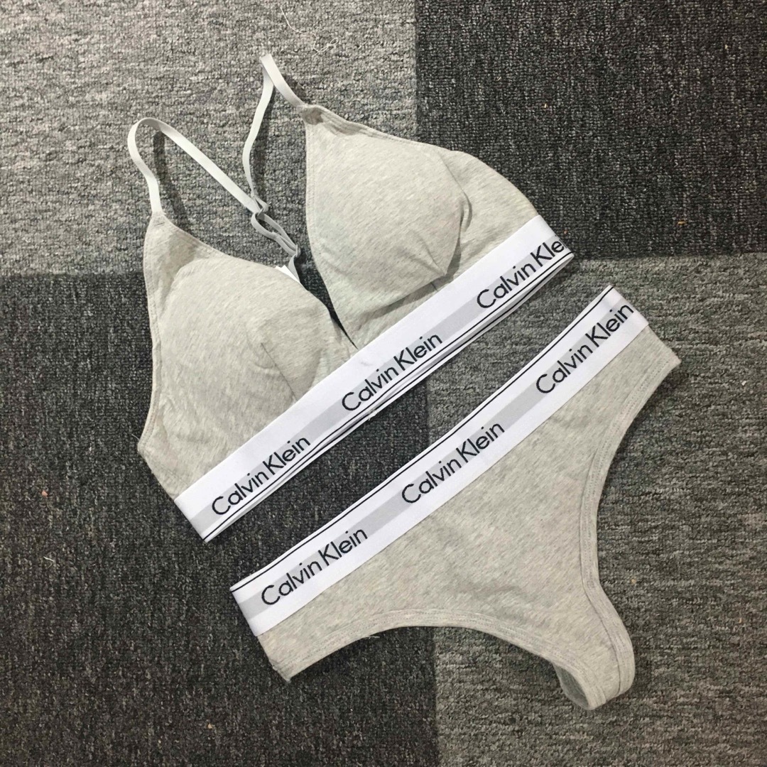 ck Calvin Klein(シーケーカルバンクライン)のカルバンクライン　レディース　上下セット　ブラ&ショーツTバッグ　灰　下着　 S レディースの下着/アンダーウェア(ブラ&ショーツセット)の商品写真