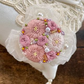 刺繍ブローチorヘアゴム✳︎フラワーボックスpink garden(コサージュ/ブローチ)