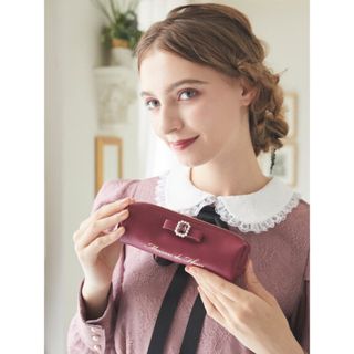 メゾンドフルール(Maison de FLEUR)のMaison de FLEUR パールビジュー合皮リボンロングポーチ　レッド(ポーチ)