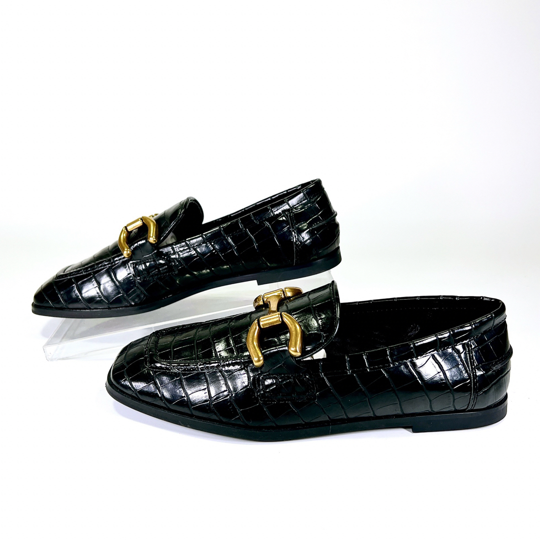 ZARA(ザラ)の【新品未使用】ZARA ザラ ビット クロコ 型押し ローファー 黒 24.0 レディースの靴/シューズ(ローファー/革靴)の商品写真
