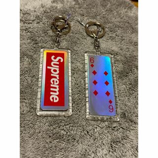 シュプリーム(Supreme)の6♦️ SUPREME  ホログラフィック トランプ　キーホルダー(キーホルダー)