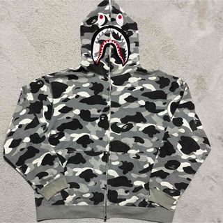 アベイシングエイプ(A BATHING APE)のNFS限定　APE BAPE KAWS Camo シャークパーカー　L 迷彩(パーカー)