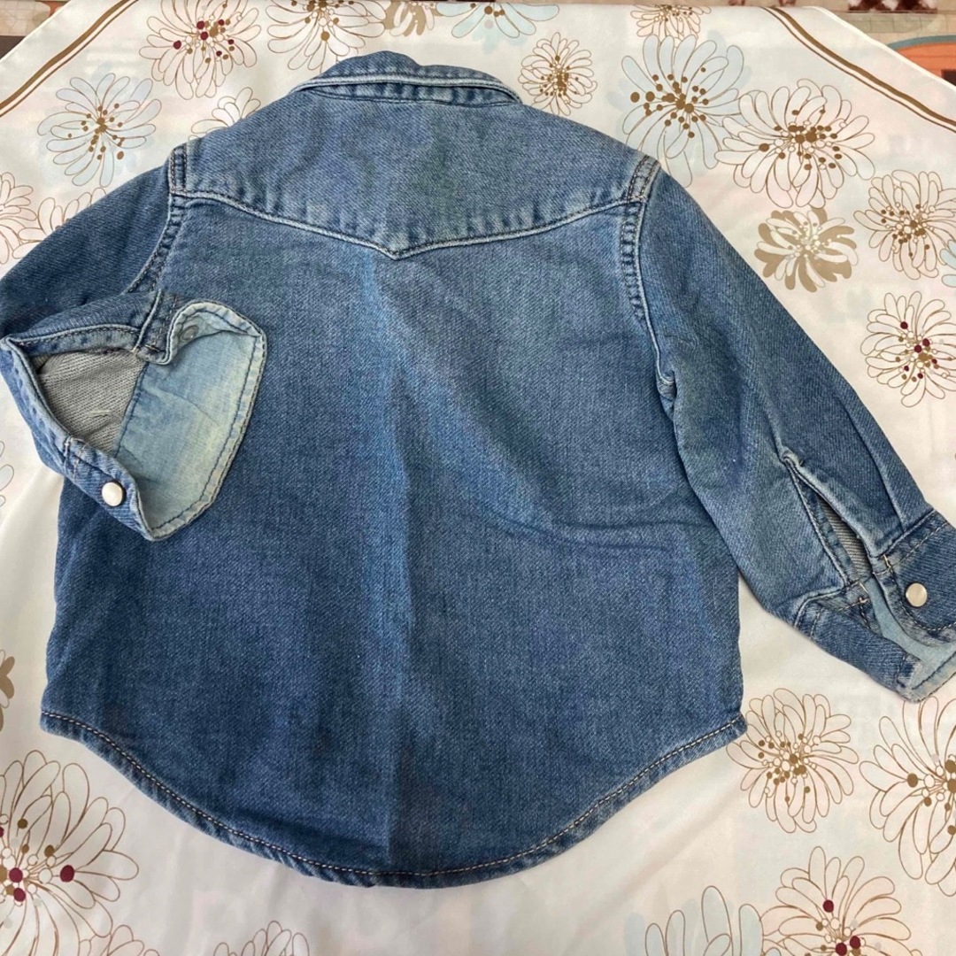 GAP Kids(ギャップキッズ)のGAP デニムシャツ　80センチ キッズ/ベビー/マタニティのベビー服(~85cm)(シャツ/カットソー)の商品写真