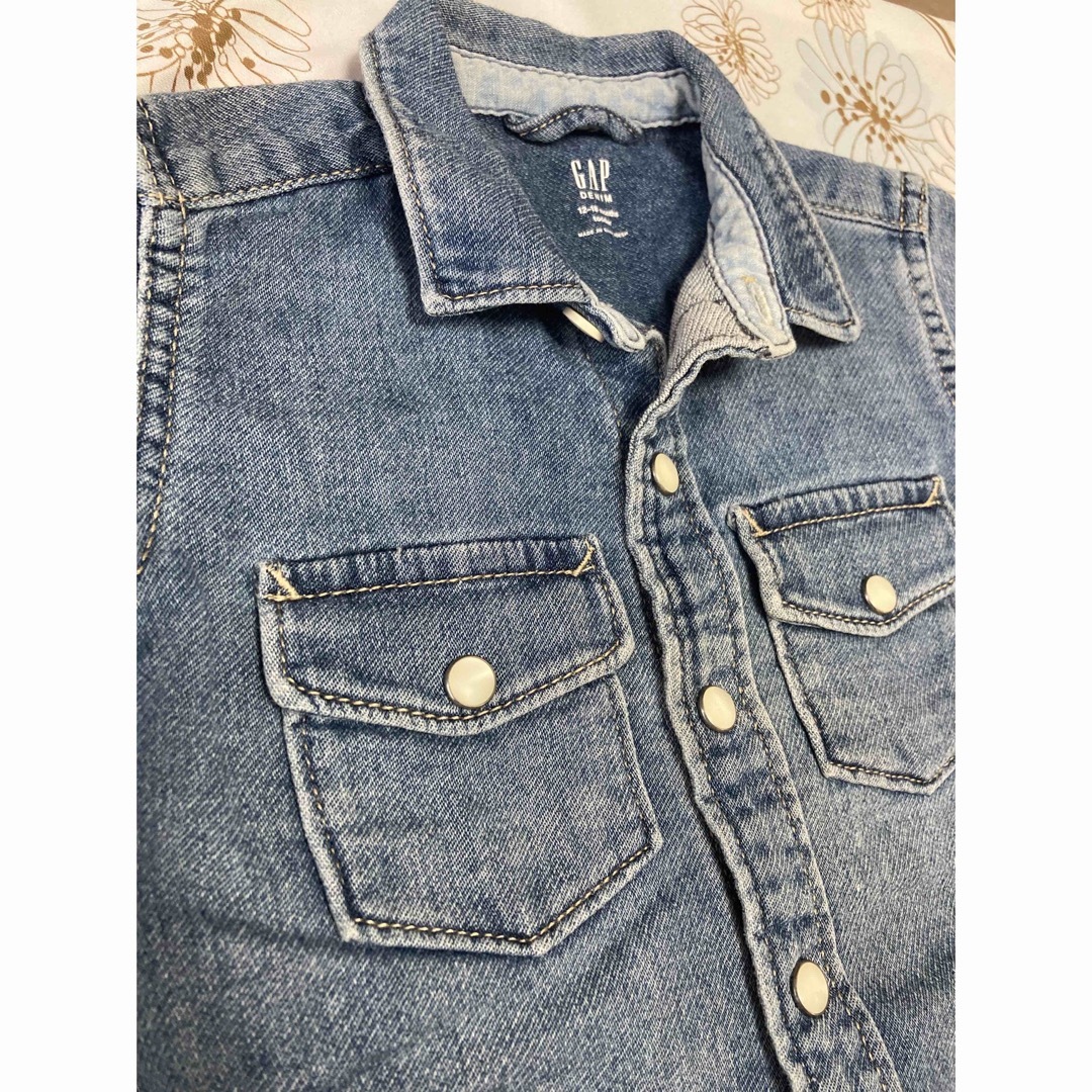 GAP Kids(ギャップキッズ)のGAP デニムシャツ　80センチ キッズ/ベビー/マタニティのベビー服(~85cm)(シャツ/カットソー)の商品写真