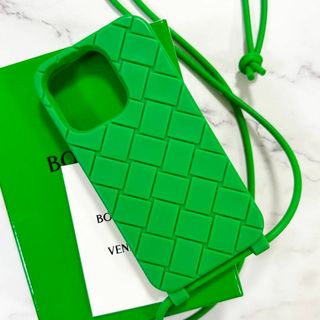 ボッテガヴェネタ(Bottega Veneta)の極美品✨現行モデル　BOTTEGA　iPhoneケース　14PRO　ストラップ(iPhoneケース)