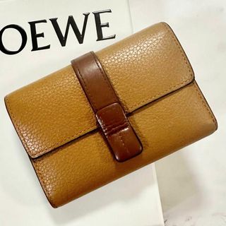 ロエベ(LOEWE)の現行モデル✨LOEWE　バーティカル ウォレット　三つ折り財布　アナグラム(財布)