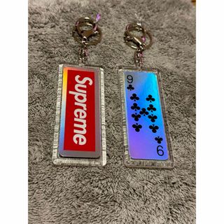 シュプリーム(Supreme)の9♣️ SUPREME  ホログラフィック トランプ　キーホルダー(キーホルダー)