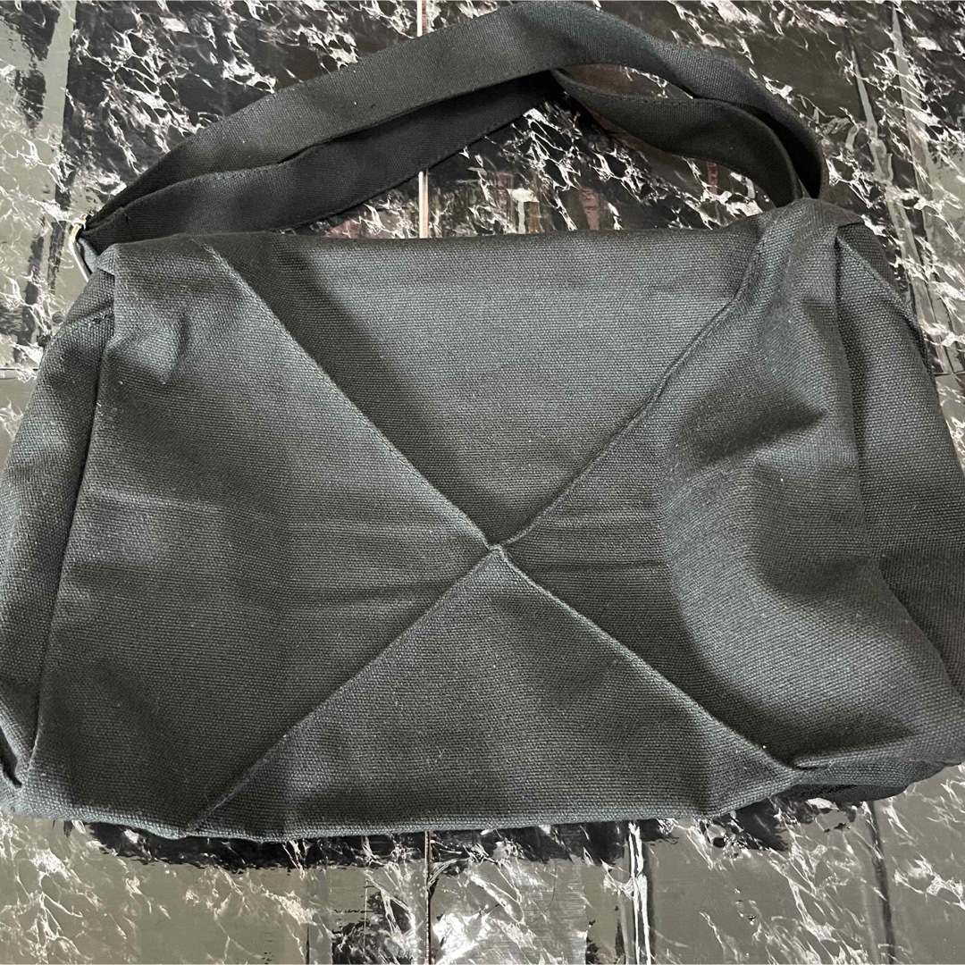 ニュースペーパーバッグ ブラック 黒  バッグ  ショルダーバッグ クロス 新品 レディースのバッグ(メッセンジャーバッグ)の商品写真