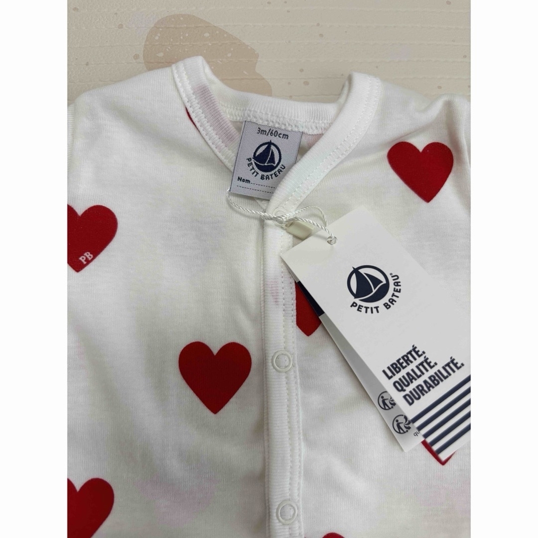 PETIT BATEAU(プチバトー)の新品♡PETIT BATEAU♡ハートショートロンパース60㎝ キッズ/ベビー/マタニティのベビー服(~85cm)(ロンパース)の商品写真