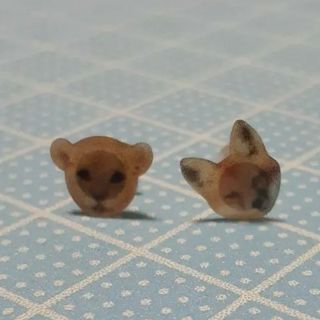 訳あり　ハンドメイド　動物の顔の小さいピアス　その③　キツネと赤ちゃんライオン(ピアス)