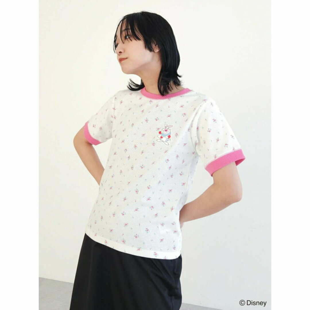 green parks(グリーンパークス)の【レッド】アリス/小花ワッペンTEE 24SS/Disney レディースのトップス(カットソー(長袖/七分))の商品写真