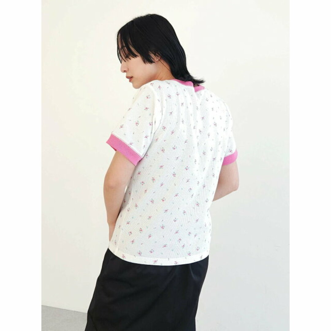 green parks(グリーンパークス)の【レッド】アリス/小花ワッペンTEE 24SS/Disney レディースのトップス(カットソー(長袖/七分))の商品写真