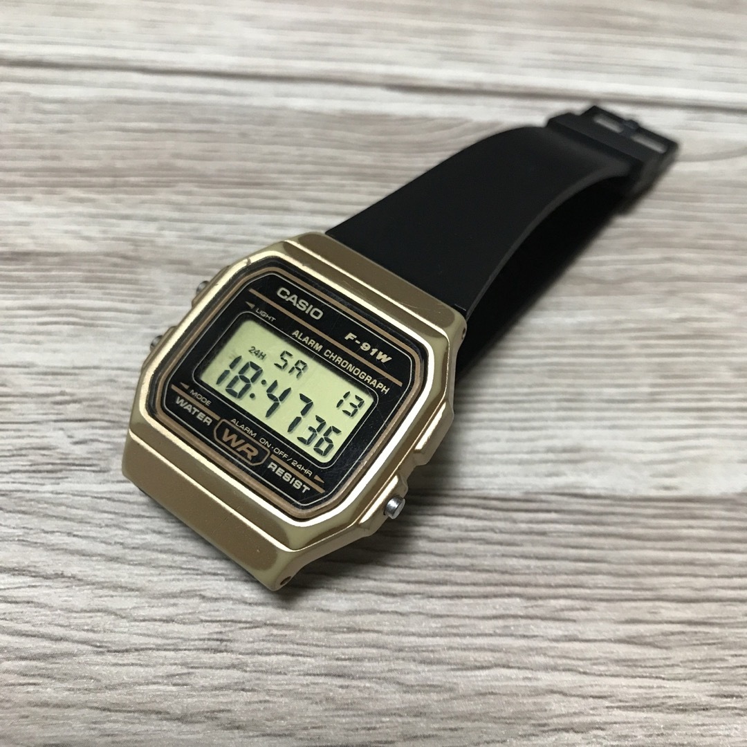 CASIO(カシオ)のカシオ　チープ　チーカシ　デジタル　F91W ゴールド メンズの時計(腕時計(デジタル))の商品写真