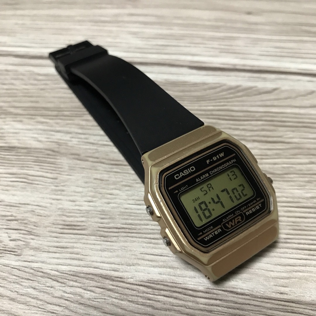 CASIO(カシオ)のカシオ　チープ　チーカシ　デジタル　F91W ゴールド メンズの時計(腕時計(デジタル))の商品写真