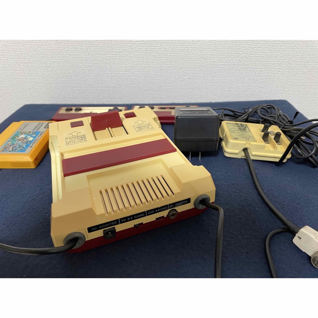 ファミリーコンピュータ(ファミリーコンピュータ)のファミコン　四角ボタン　付属品有り　スーパーマリオブラザーズ エンタメ/ホビーのゲームソフト/ゲーム機本体(家庭用ゲーム機本体)の商品写真