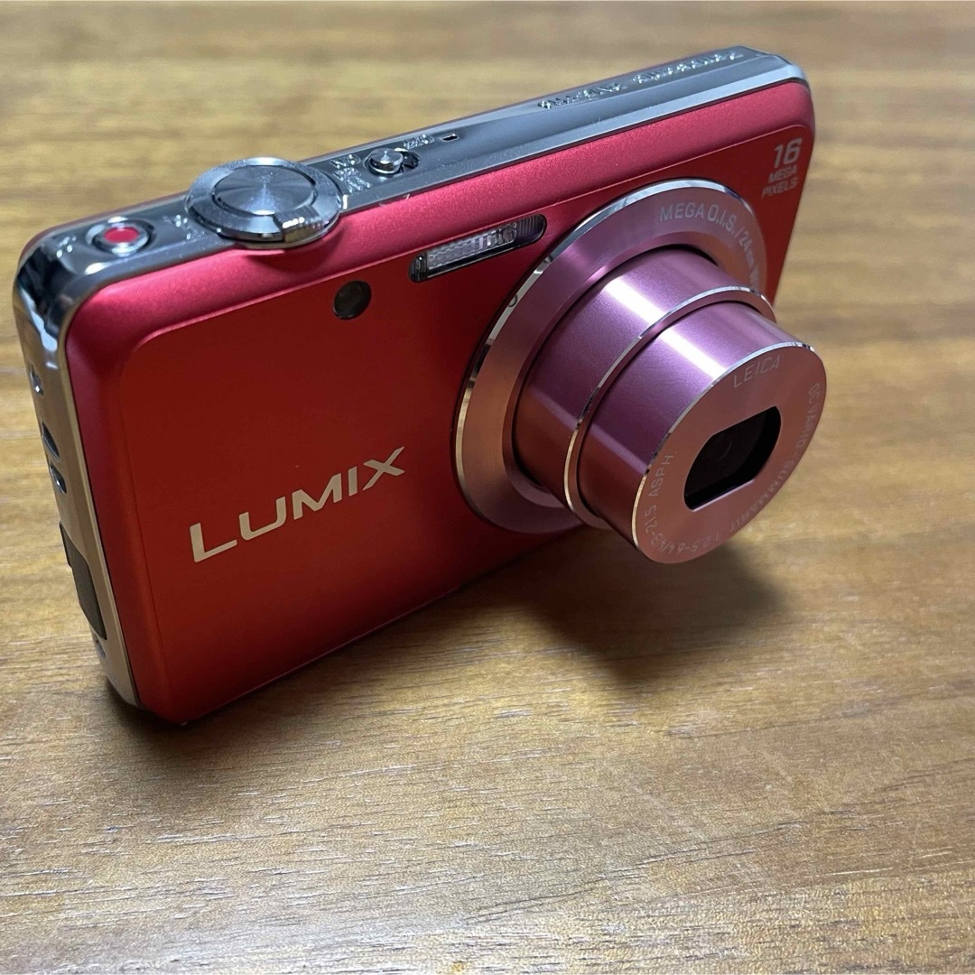 Panasonic(パナソニック)の【デジカメ】Panasonic LUMIX DMC-FH8 レッド スマホ/家電/カメラのカメラ(コンパクトデジタルカメラ)の商品写真