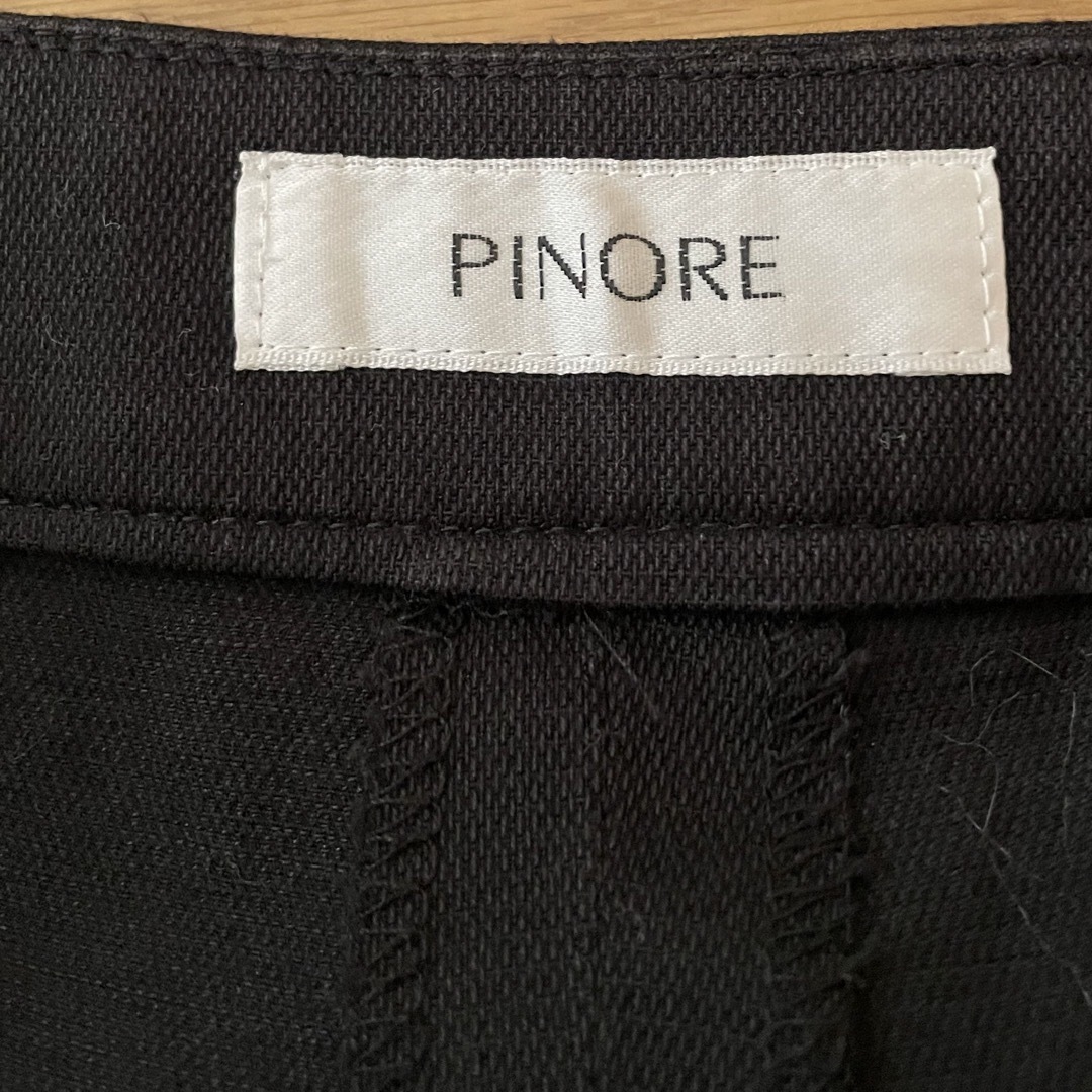 PINOLE(ピノーレ)のピノーレ 黒 クロップドパンツ レディースのパンツ(クロップドパンツ)の商品写真