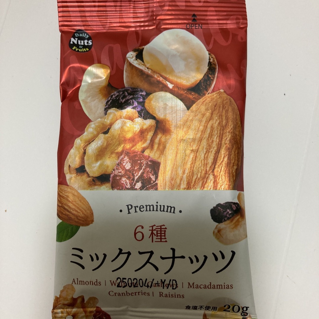 premium 6種ミックスナッツ　16袋 食品/飲料/酒の食品(菓子/デザート)の商品写真