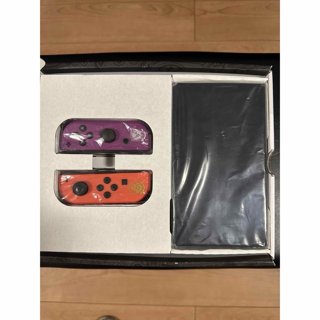 Nintendo Switch(ニンテンドースイッチ)の有機ELモデル Nintendo Switch スカーレット・バイオレットエディ エンタメ/ホビーのゲームソフト/ゲーム機本体(家庭用ゲーム機本体)の商品写真