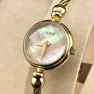 Gucci - c557【グッチ】ホワイトシェル バングル  ブレス ゴールド 金 ウォッチ時計