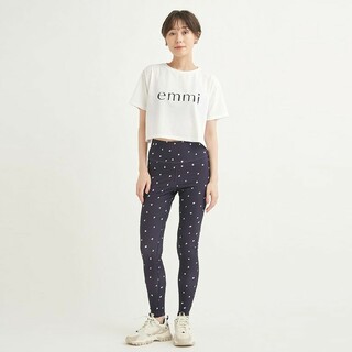エミ(emmi)のemmi yoga emmiロゴクロップドＴシャツ　ブラック(Tシャツ(半袖/袖なし))