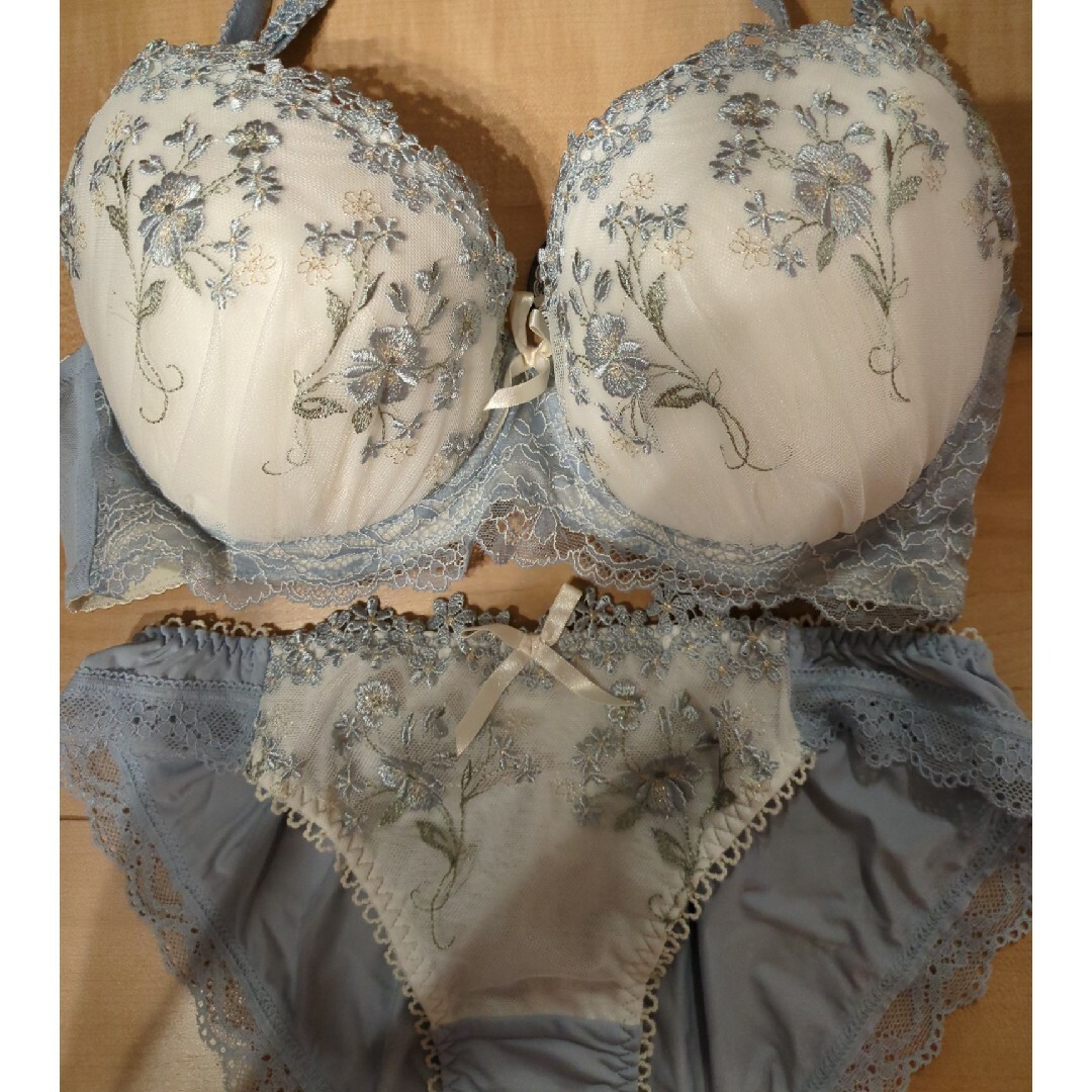 Risa Magli(リサマリ)のリサマリ　ブラショーツ　小花刺繍　ブルー レディースの下着/アンダーウェア(ブラ&ショーツセット)の商品写真