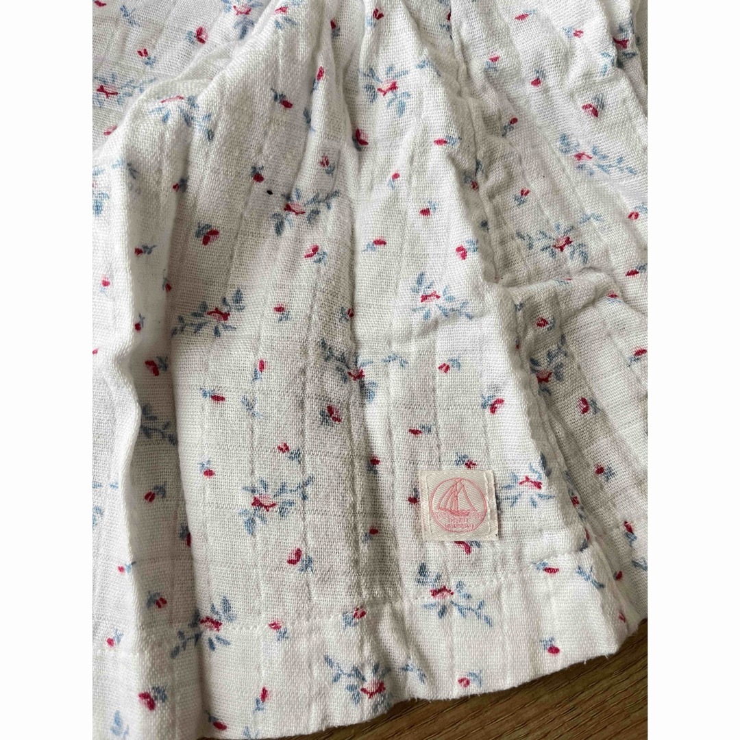 PETIT BATEAU(プチバトー)のプチバトー ブラウス　花柄　上下セット　74cm キッズ/ベビー/マタニティのベビー服(~85cm)(シャツ/カットソー)の商品写真