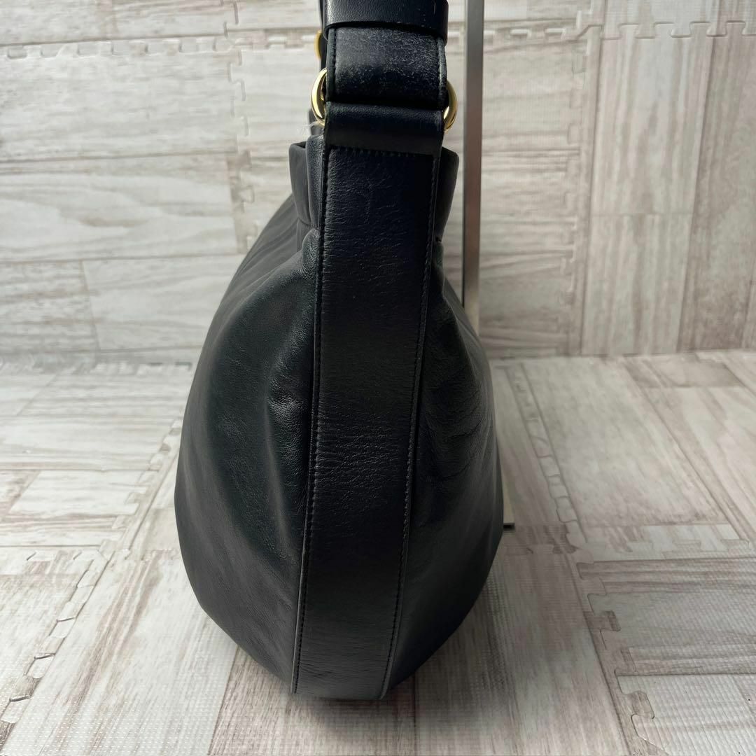 Salvatore Ferragamo(サルヴァトーレフェラガモ)の美品 サルヴァトーレフェラガモ ヴァラリボン ワンショルダーバッグ レザー 黒 レディースのバッグ(ショルダーバッグ)の商品写真