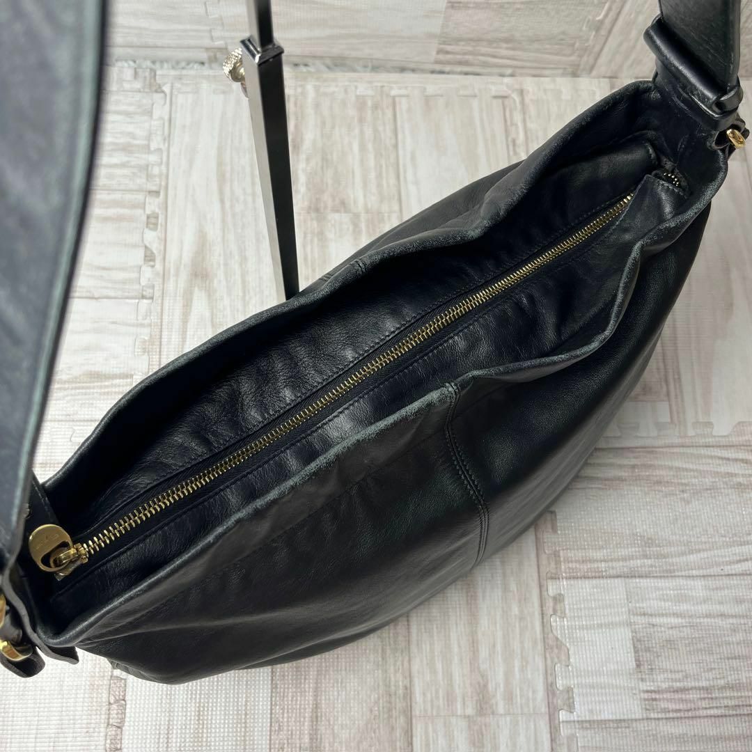Salvatore Ferragamo(サルヴァトーレフェラガモ)の美品 サルヴァトーレフェラガモ ヴァラリボン ワンショルダーバッグ レザー 黒 レディースのバッグ(ショルダーバッグ)の商品写真