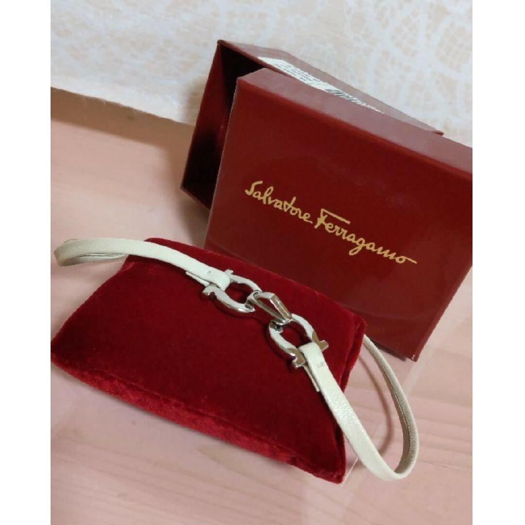 Salvatore Ferragamo(サルヴァトーレフェラガモ)の美品！【最終値下げ！】フェラガモ　ガンチーニ　 レザー2連ブレスレット バングル レディースのアクセサリー(ブレスレット/バングル)の商品写真