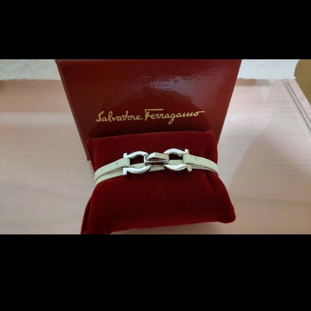 Salvatore Ferragamo(サルヴァトーレフェラガモ)の美品！【最終値下げ！】フェラガモ　ガンチーニ　 レザー2連ブレスレット バングル レディースのアクセサリー(ブレスレット/バングル)の商品写真