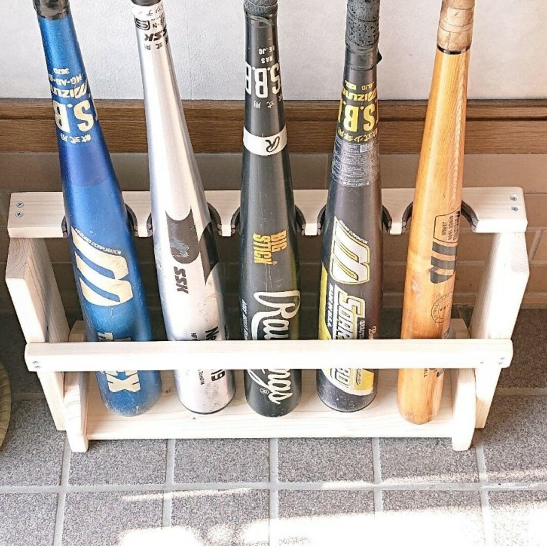 スタイリッシュ　バットスタンド　自立型　５本用　天然木製　完成品　匿名配送 スポーツ/アウトドアの野球(バット)の商品写真