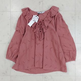 ザラ(ZARA)の新品タグ付♪ ザラ ブラウス リボン フリル 花柄 カットワーク くすみピンク(シャツ/ブラウス(長袖/七分))