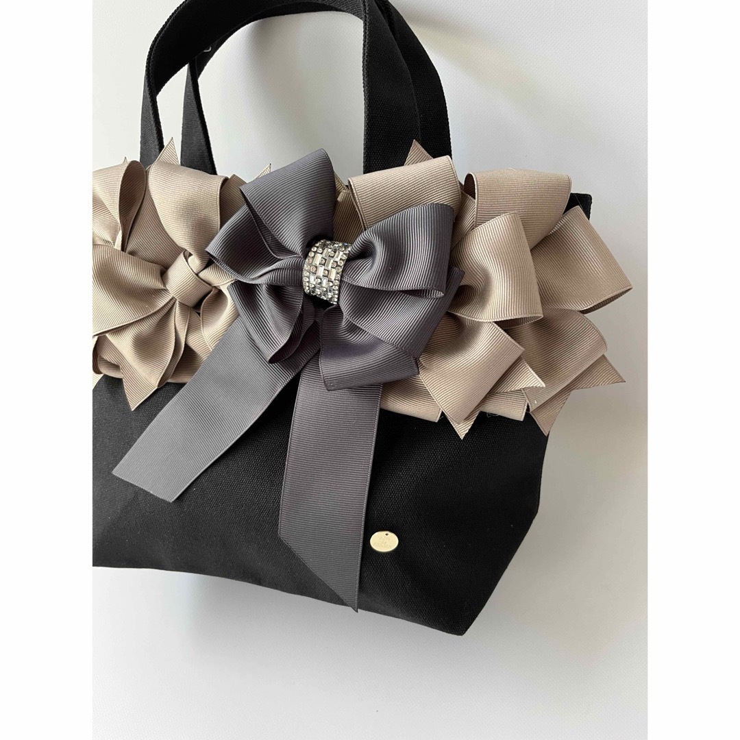 6枚花びらリボンバッグ　トートバッグ　手提げ　黒　グレージュ　サブバッグ レディースのバッグ(トートバッグ)の商品写真