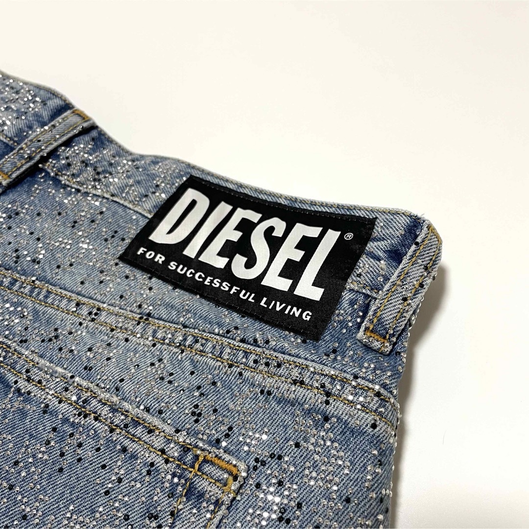 DIESEL(ディーゼル)の【新品】W28 ディーゼル ショートパンツ マイクロスタッズ ライトブルー ロゴ レディースのパンツ(ショートパンツ)の商品写真