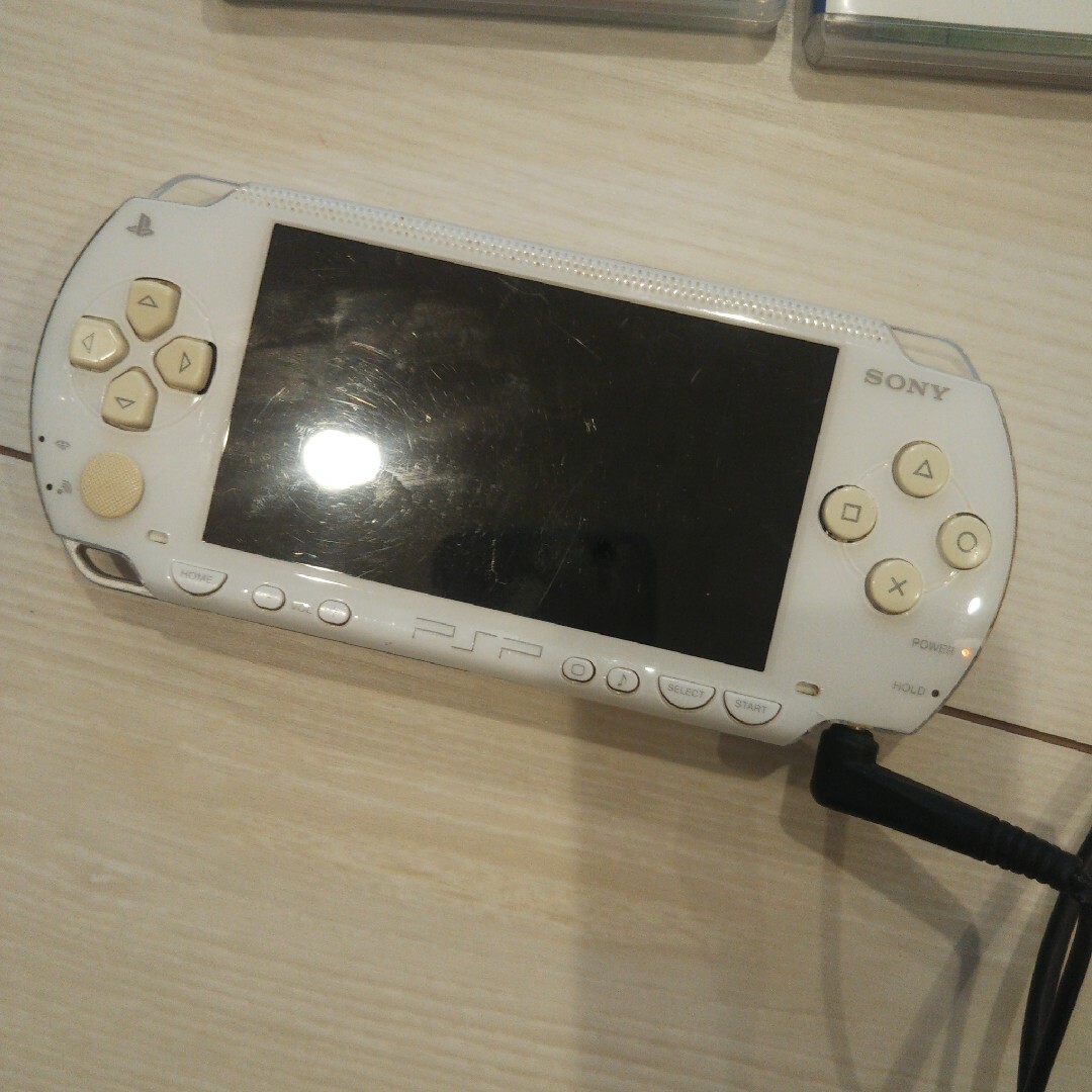 PlayStation Portable(プレイステーションポータブル)の良品⭐️psp本体⭐️白。純正バッテリー、ゲーム２つ付き♪動作OK♪除菌済み！ エンタメ/ホビーのゲームソフト/ゲーム機本体(携帯用ゲーム機本体)の商品写真