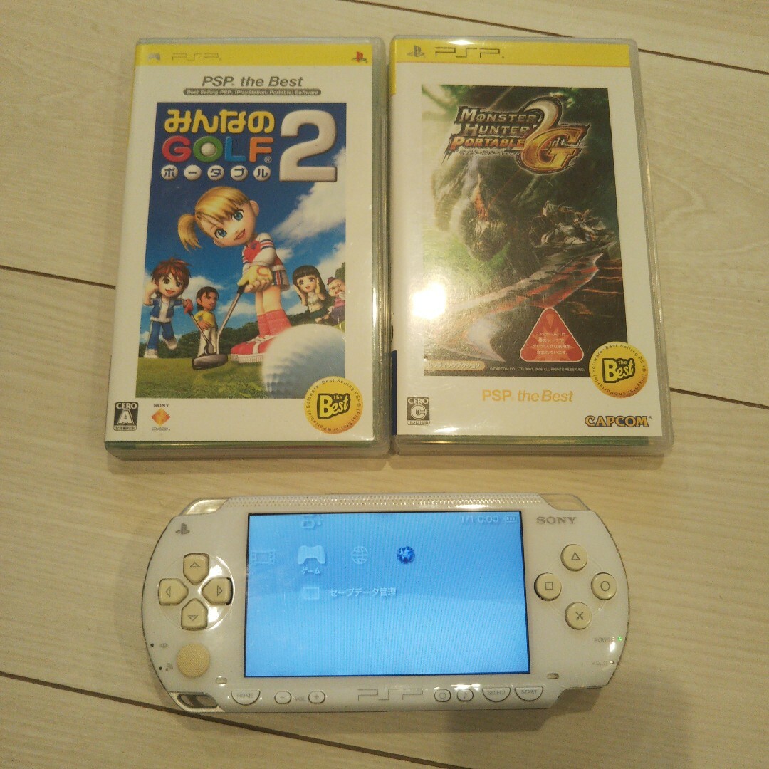 PlayStation Portable(プレイステーションポータブル)の良品⭐️psp本体⭐️白。純正バッテリー、ゲーム２つ付き♪動作OK♪除菌済み！ エンタメ/ホビーのゲームソフト/ゲーム機本体(携帯用ゲーム機本体)の商品写真