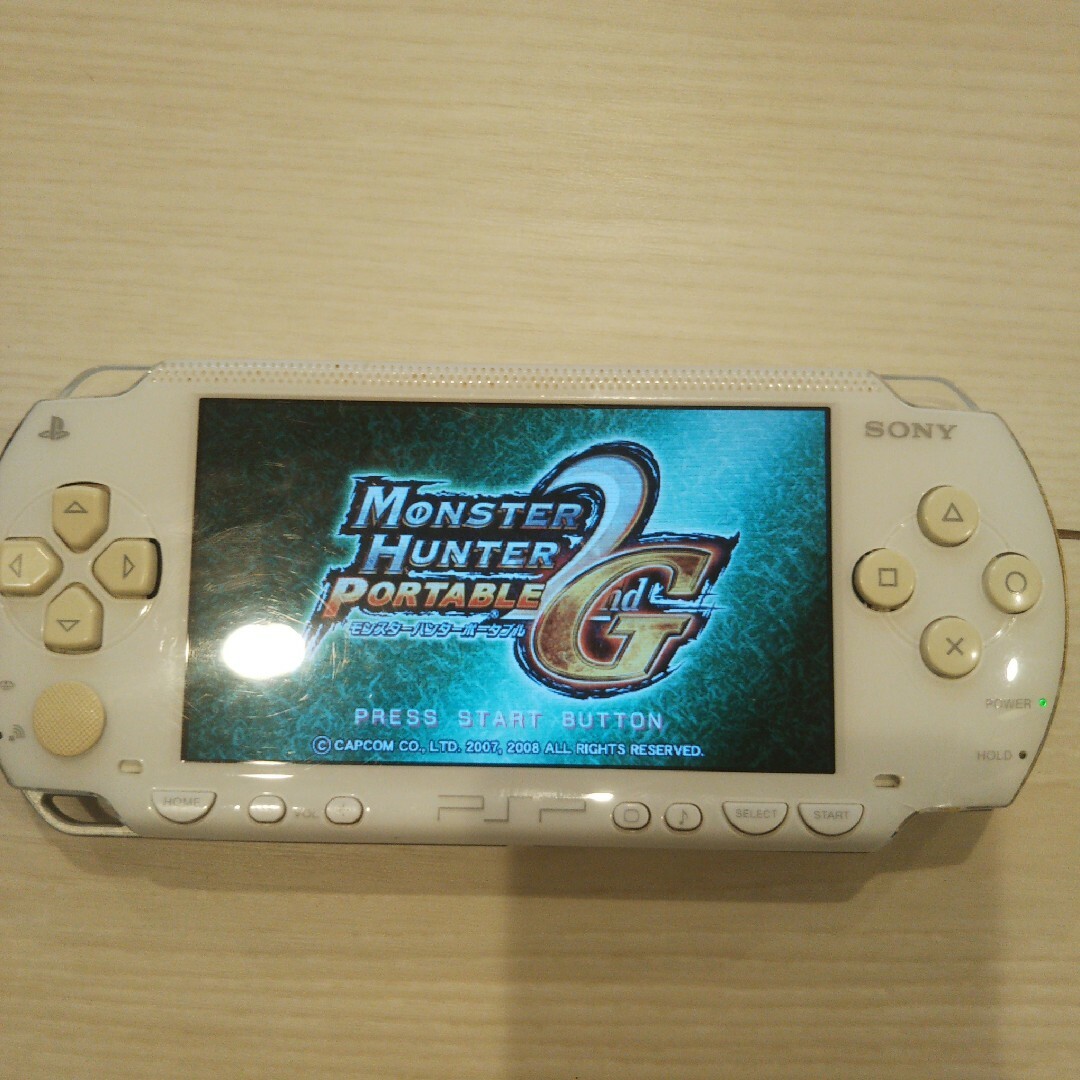 PlayStation Portable(プレイステーションポータブル)の良品⭐️psp本体⭐️白。純正バッテリー、ゲーム２つ付き♪動作OK♪除菌済み！ エンタメ/ホビーのゲームソフト/ゲーム機本体(携帯用ゲーム機本体)の商品写真