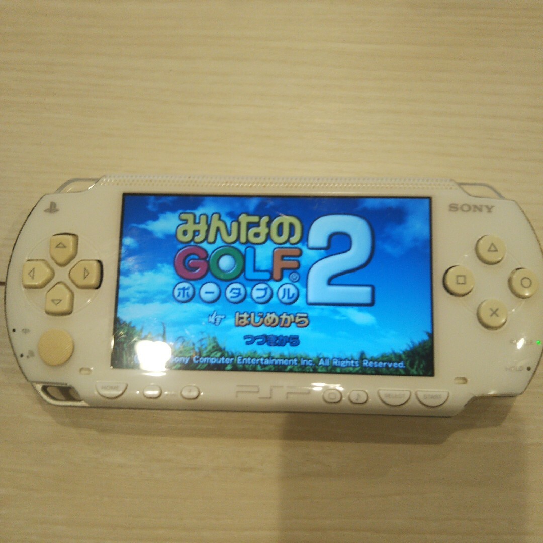 PlayStation Portable(プレイステーションポータブル)の良品⭐️psp本体⭐️白。純正バッテリー、ゲーム２つ付き♪動作OK♪除菌済み！ エンタメ/ホビーのゲームソフト/ゲーム機本体(携帯用ゲーム機本体)の商品写真