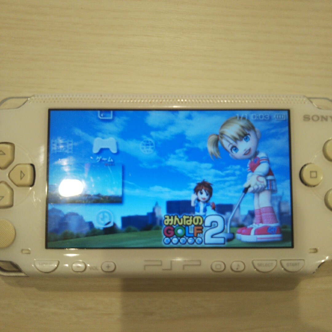 PlayStation Portable(プレイステーションポータブル)の良品⭐️psp本体⭐️白。純正バッテリー、ゲーム２つ付き♪動作OK♪除菌済み！ エンタメ/ホビーのゲームソフト/ゲーム機本体(携帯用ゲーム機本体)の商品写真