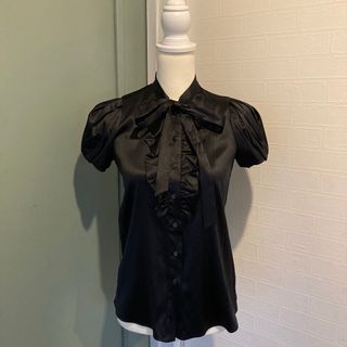 プラダ(PRADA)の美品　プラダ　リボン　ボウタイ　サテン　黒　パフスリーブ　ブラウス　ドレス(シャツ/ブラウス(半袖/袖なし))