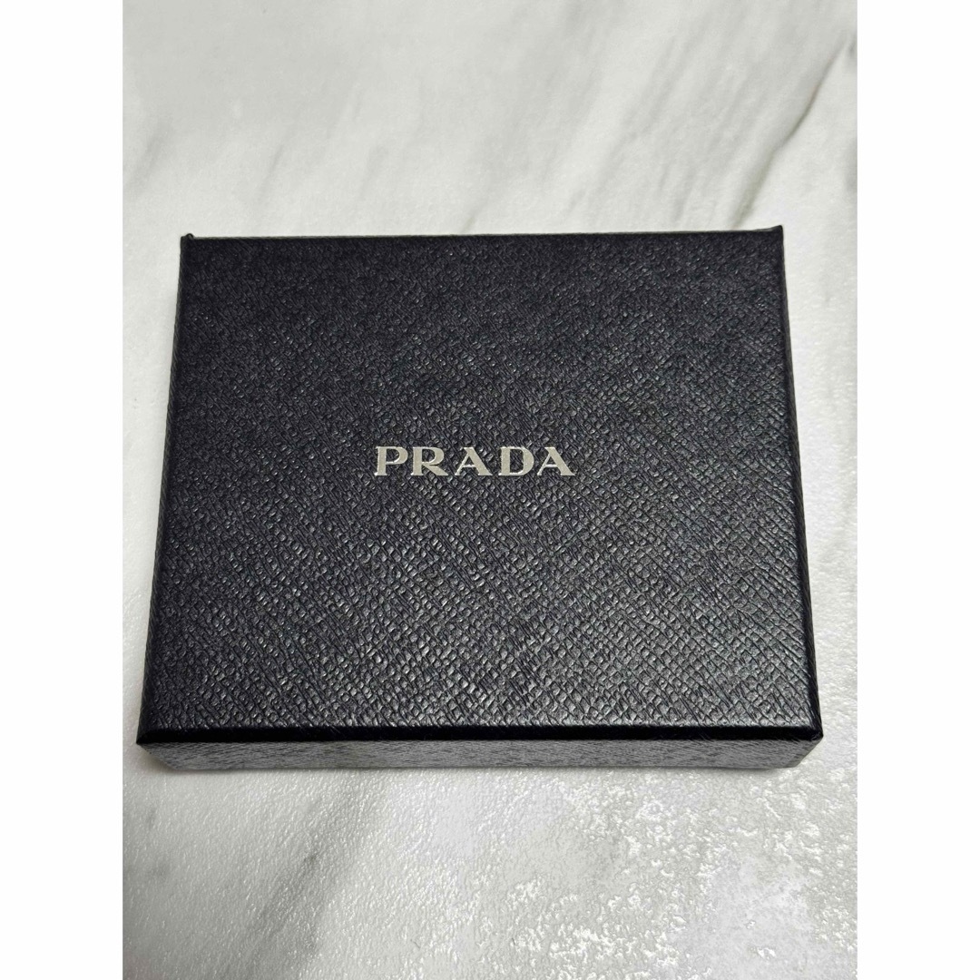 PRADA(プラダ)のプラダ カードケース ヴィッテロ マイクログレインレザー 黒 メンズのファッション小物(名刺入れ/定期入れ)の商品写真